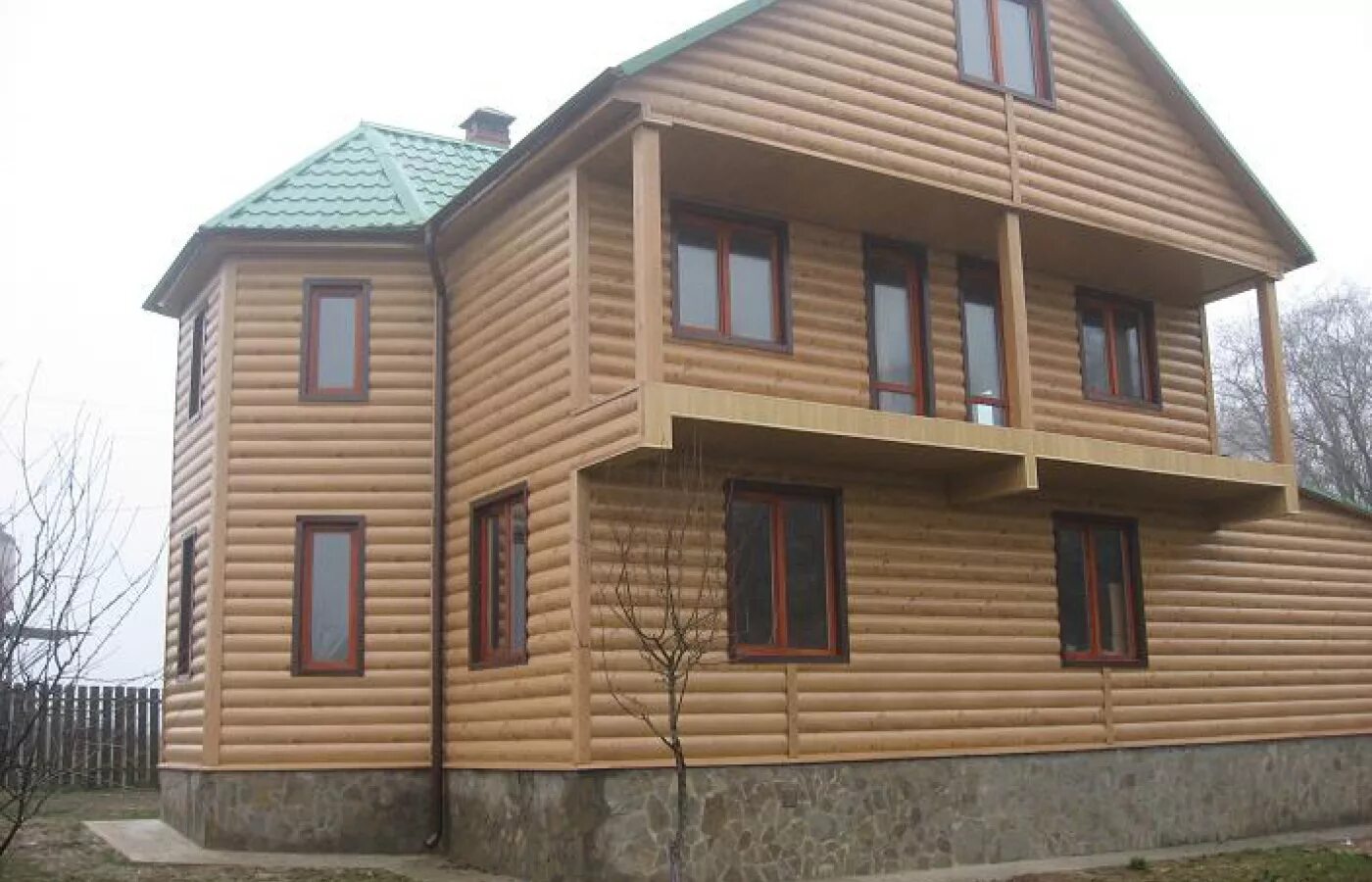 Дом с металлическим сайдингом. Фасад блок хаус. Металлосайдинг блок-хаус под бревно. Фасад виниловый блок хаус. Металлосайдинг блок-хаус (бревно).