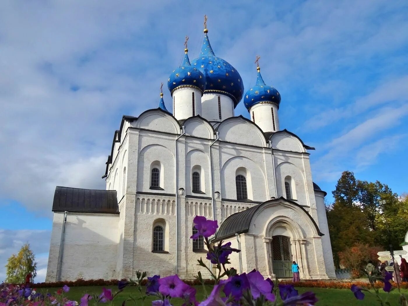 Храм пресвятой богородицы была построена. Суздальский Кремль собор Рождества Богородицы. Богородице-Рождественский собор (Суздаль). Суздальский Кремль с рождественским собором. Рождественский собор в Суздале.