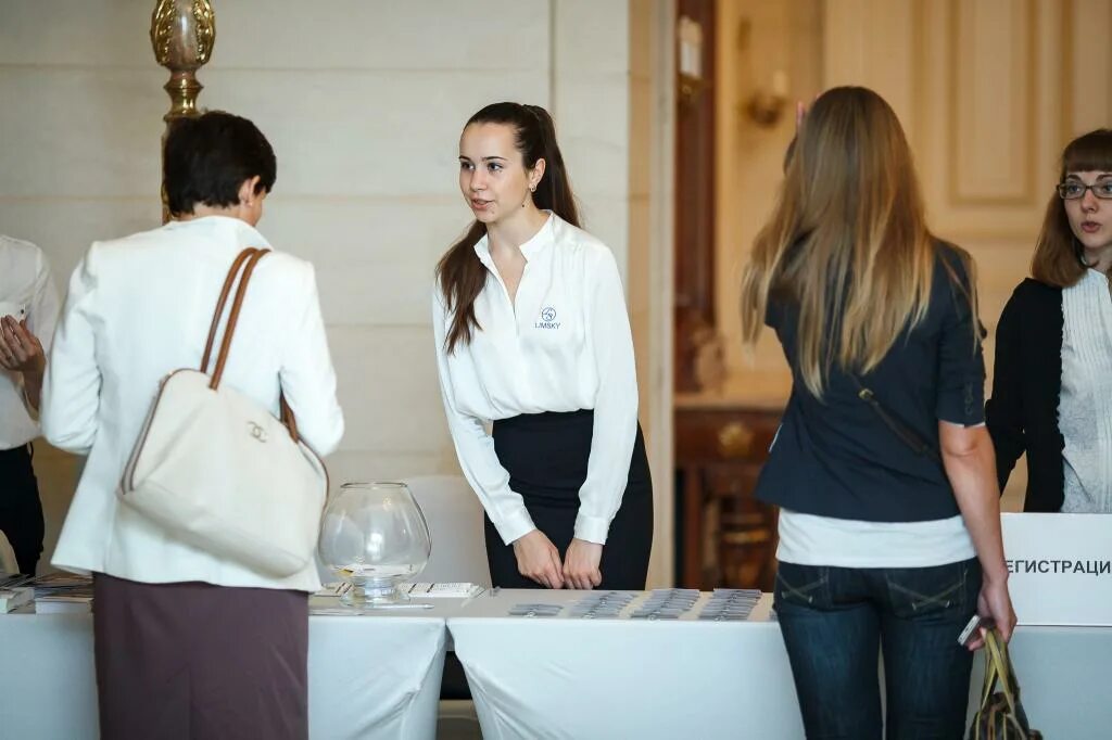 Встреча и размещение гостей. Профессия хостес в ресторане. встреча гостей. хостес администратор. хостес официант.