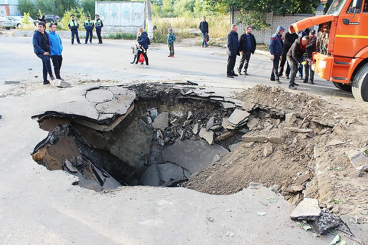 Новости главное где. КАМАЗ провалился. Автомобиль провалился под землю. Асфальт провалился под землю. Провал фото.