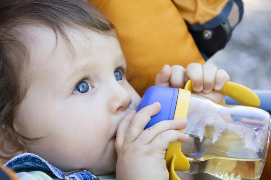 Питье для новорожденного ребенка. Ребенок пьет воду. Допаивать грудничка водой. Больной ребенок пьет. Пить водичку новорожденному