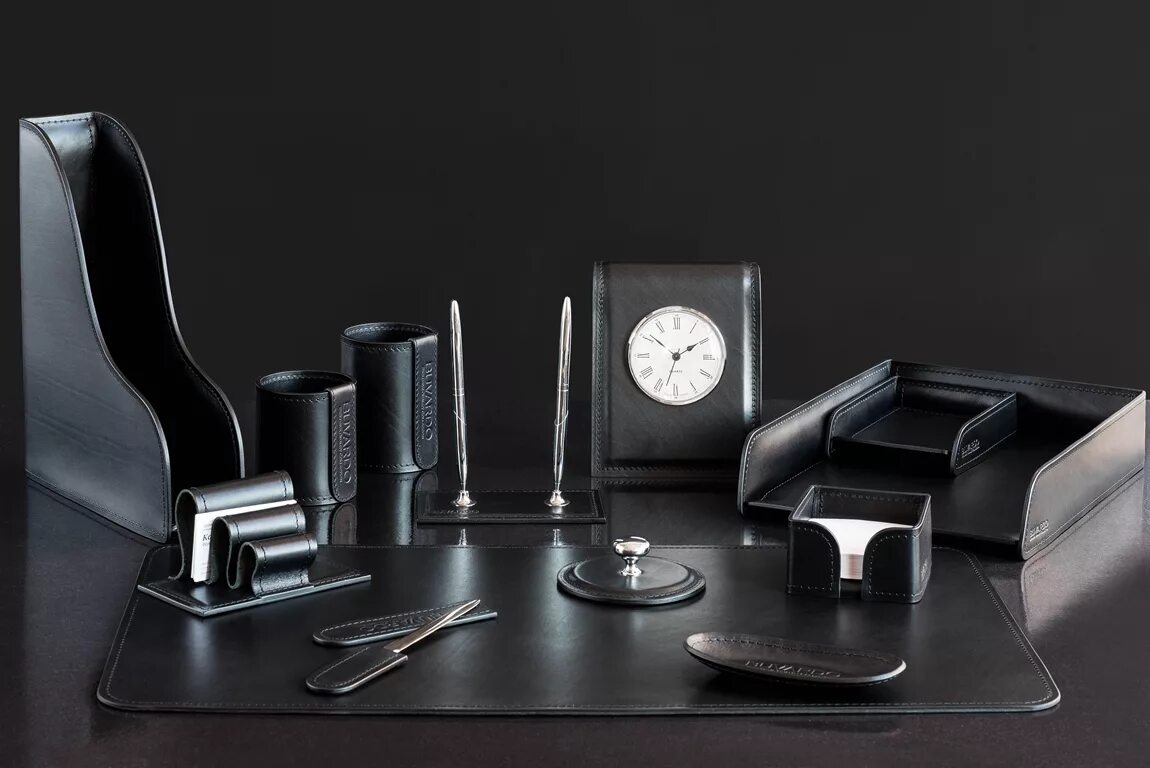Настольный набор бизнес. Аксессуары на стол руководителя. Настольный набор для руководителя бувардо казань экспресс. Настольный канцелярский набор protege "antique". Настольный набор devente elrix мдф черный 4102312.