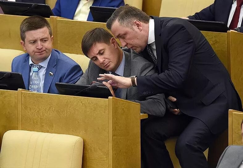 Дума рф фото депутатов. Чиновники госдумы. Депутаты госдумы рф фото. Депутаты государственной думы рф фото. Какие депутаты.