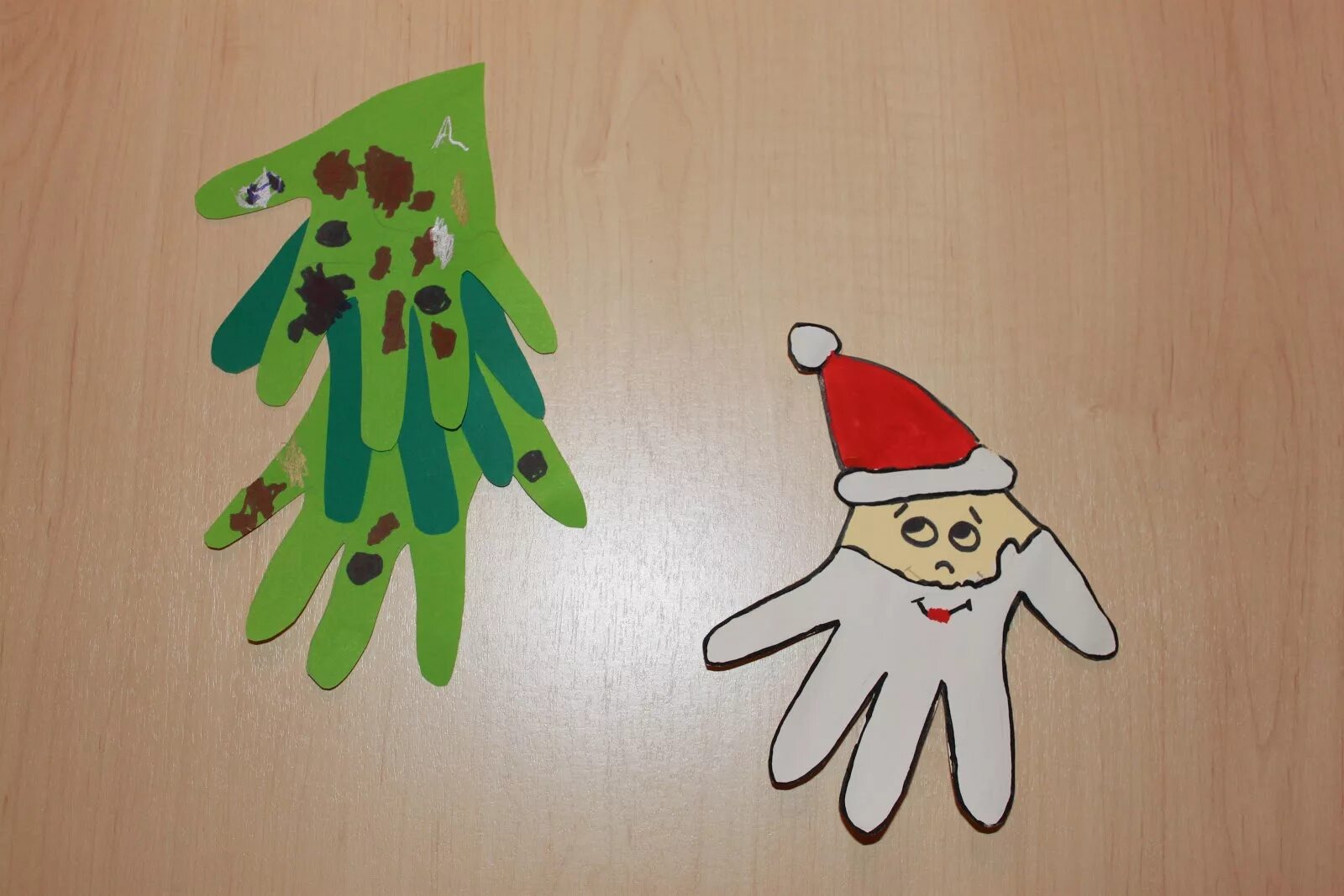 аппликация из ладошек. елочка из ладошек. новогодние украшения из ладошек. новогодние аппликации из ладошек. аппликация новогодняя елка.