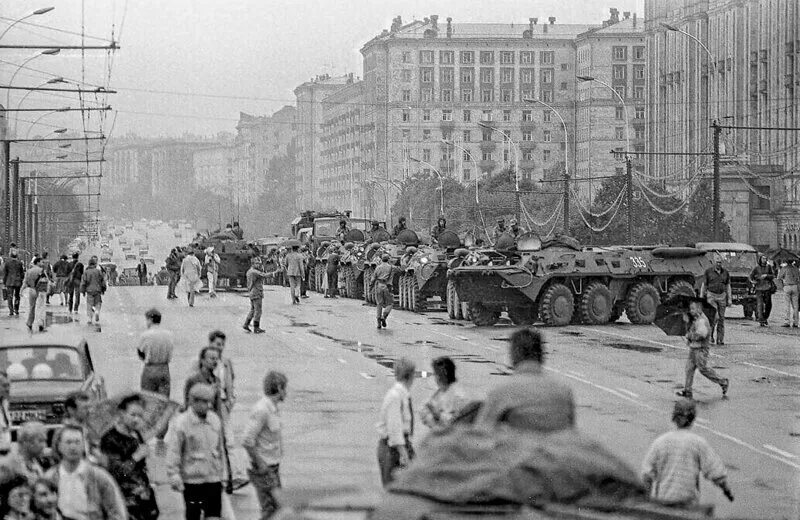 1993 век. Москва 1993 августовский путч. Октябрьский путч 1993. Августовский путч 1991. Арбат 1993.