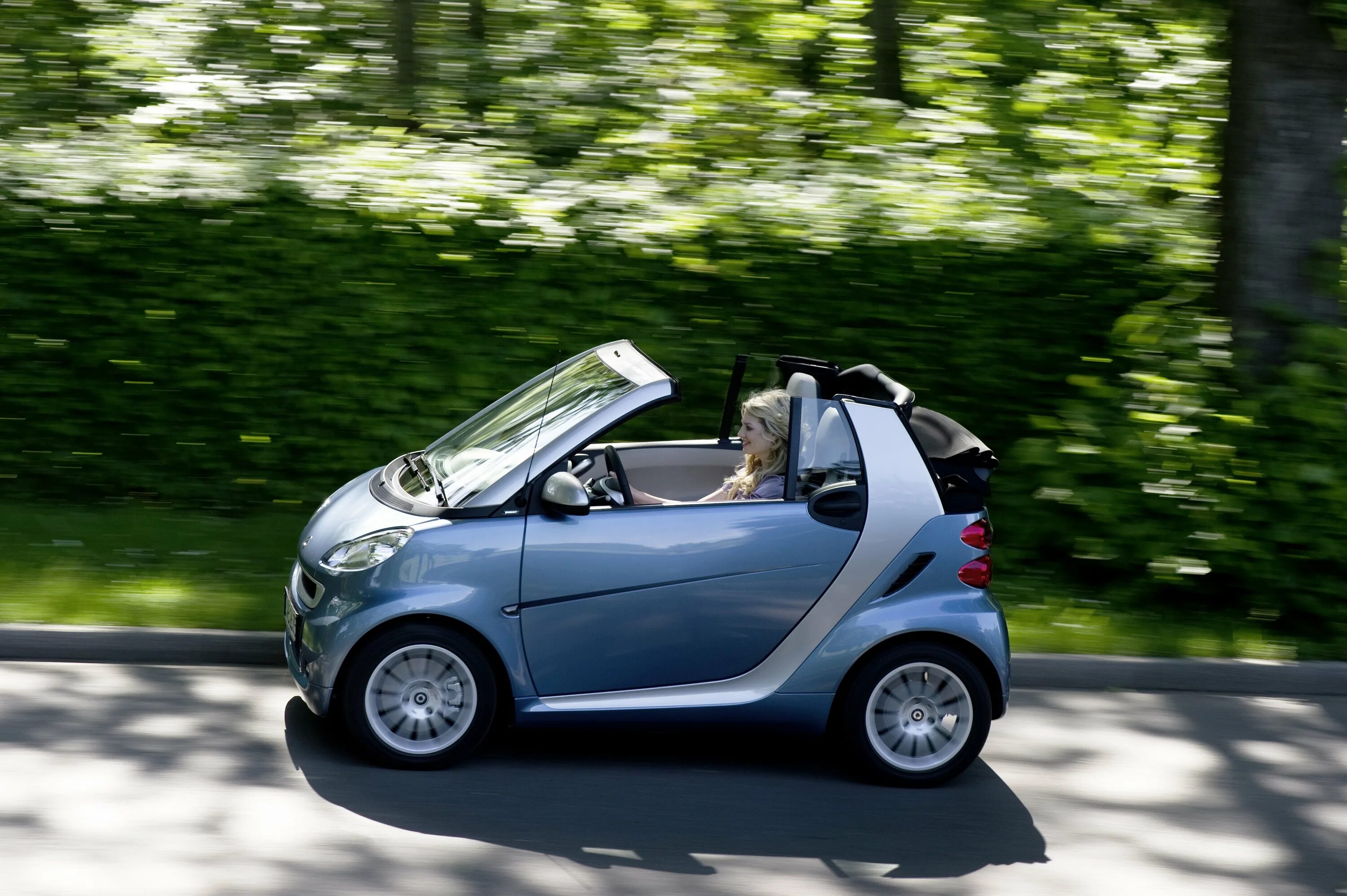 Небольшой городской автомобиль. Автомобиль Smart Fortwo Cabrio. Smart Fortwo Cabrio 2010-2012. Мини-кар Smart Fortwo 2. Малолитражка Мерседес смарт.