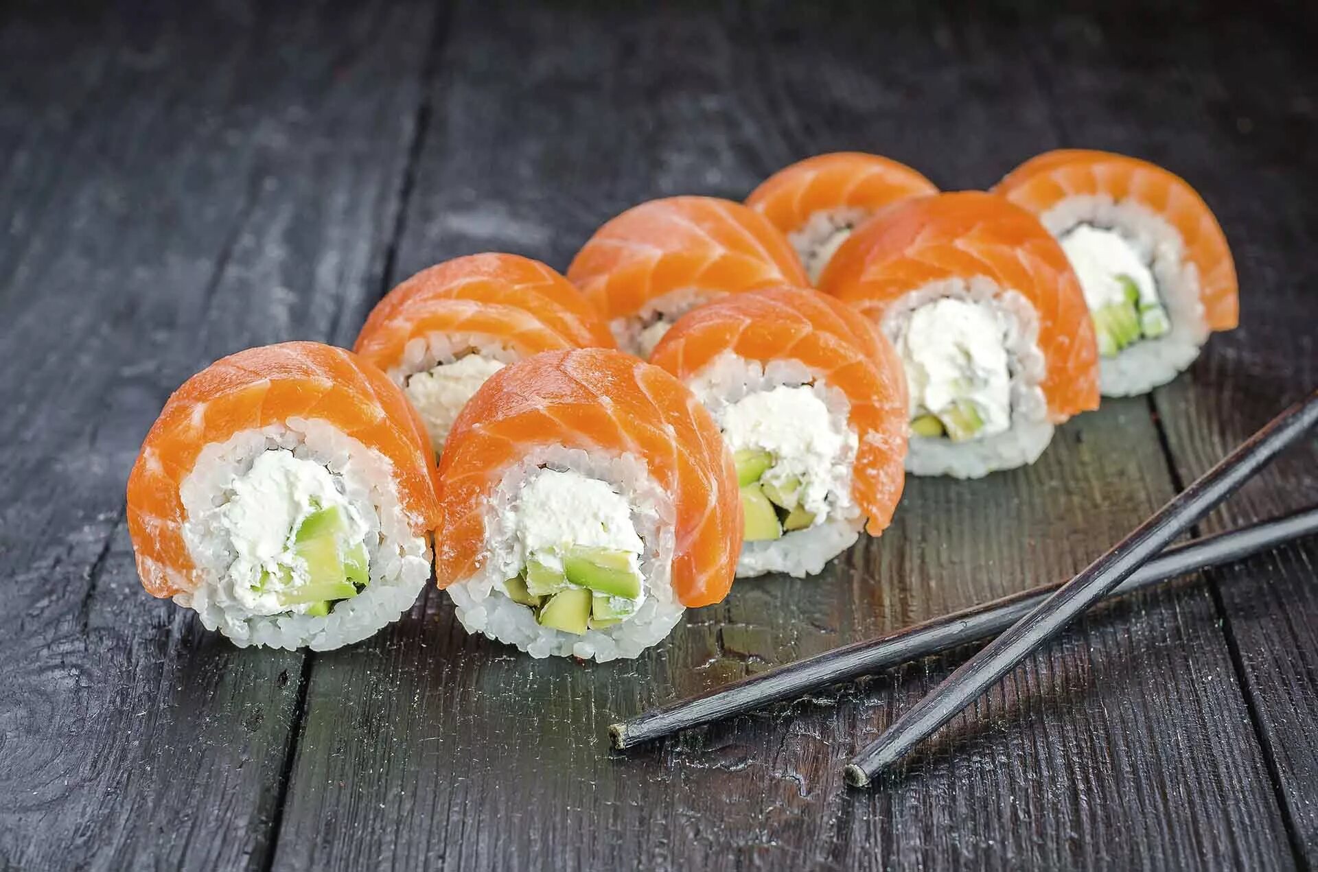 Рыба для суши филадельфия. Как крутить роллы филадельфия. Роллы в табаско филадельфия. Как крутить роллы филадельфия. Роллы в домашних условиях пошаговый.