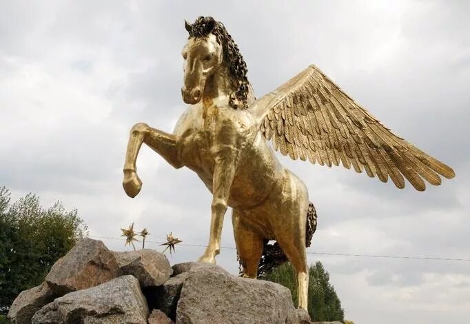 Герб города томска описание. Герб златоустовского суда. Герб и флаг златоуста. Герб бийска наукоград. Мультяшный крылатый конь златоуст.