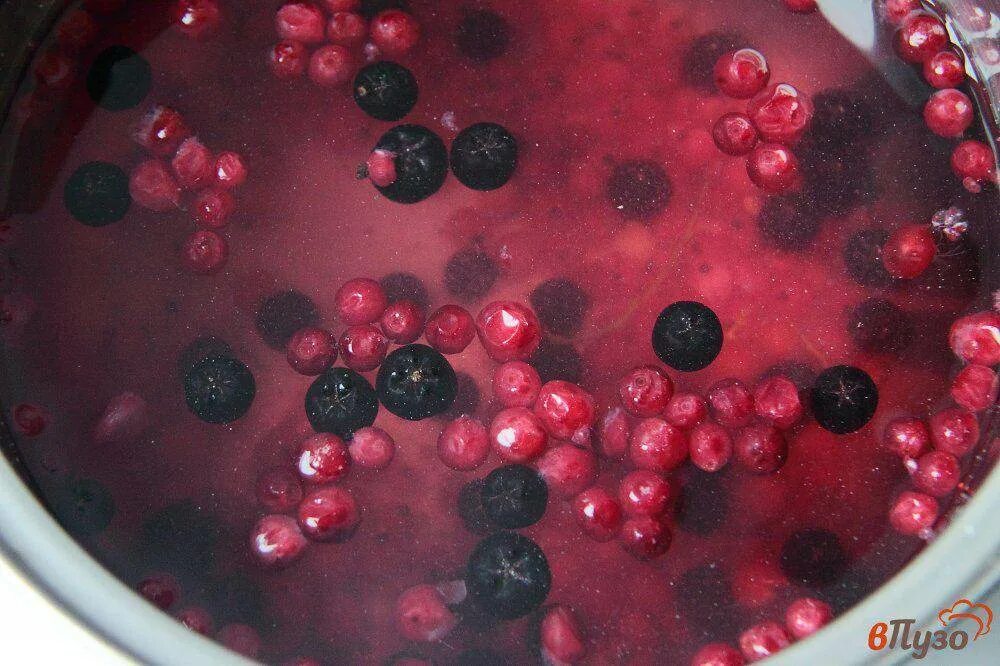 Можно варить компот из замороженных ягод. Компот из замороженных ягод. компот с ягодами. компот из свежезамороженных ягод. замороженные ягоды для компота.