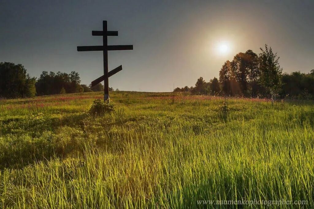 Братья во христе. Одинокий крест. Стих рубцова до конца. Могильный холм на погосте кладбище. Христианские обои на рабочий стол.