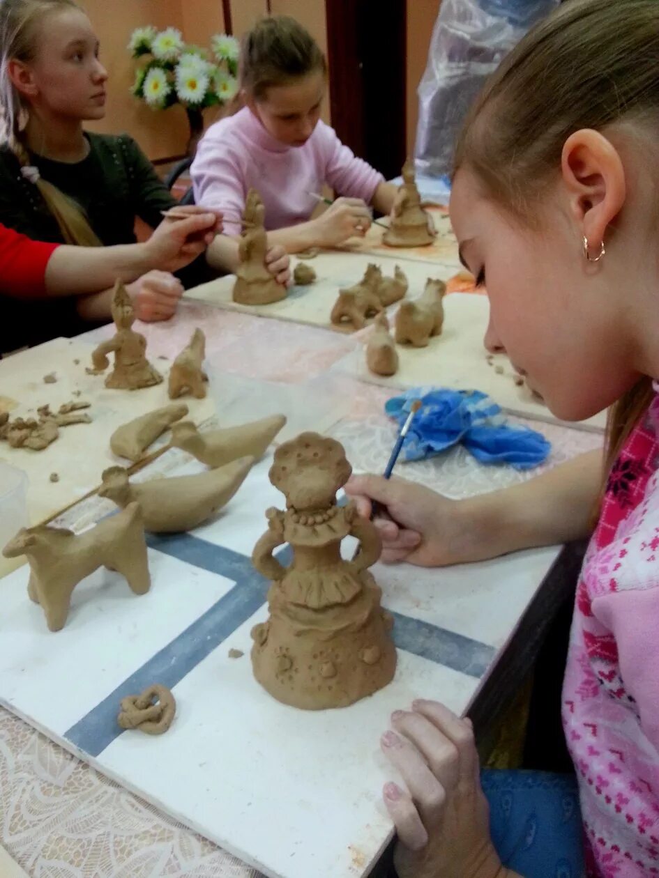 лепим из глины. лепим из глины. глиняная дымковская кукла лепить. лепка из цельного куска глины. из глины делают игрушки.