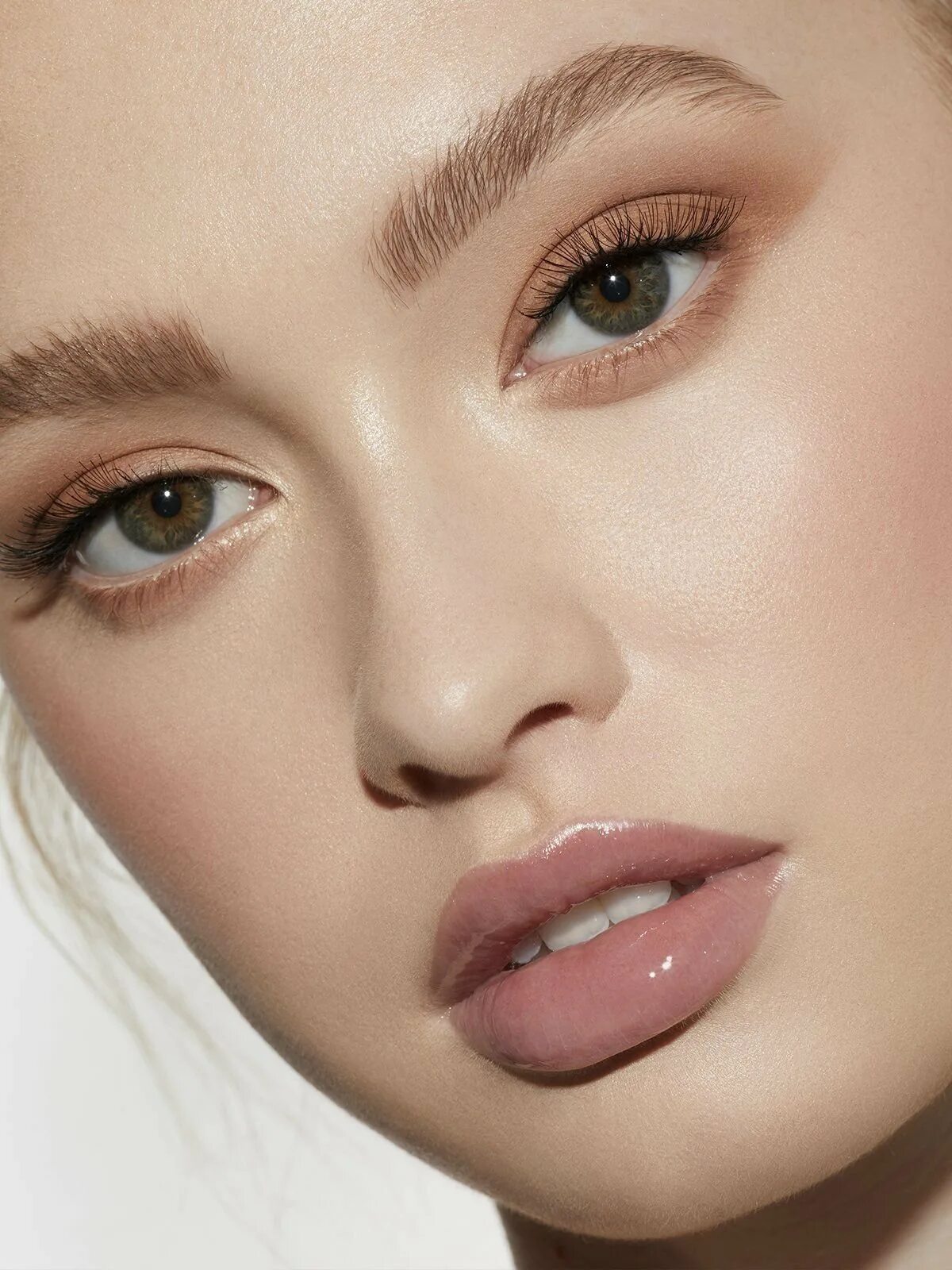 Нюдовые губы макияж. Нюдовый смоки айс. нюдовый make up. нюдовый макияж глаз. легкий нюдовый макияж.