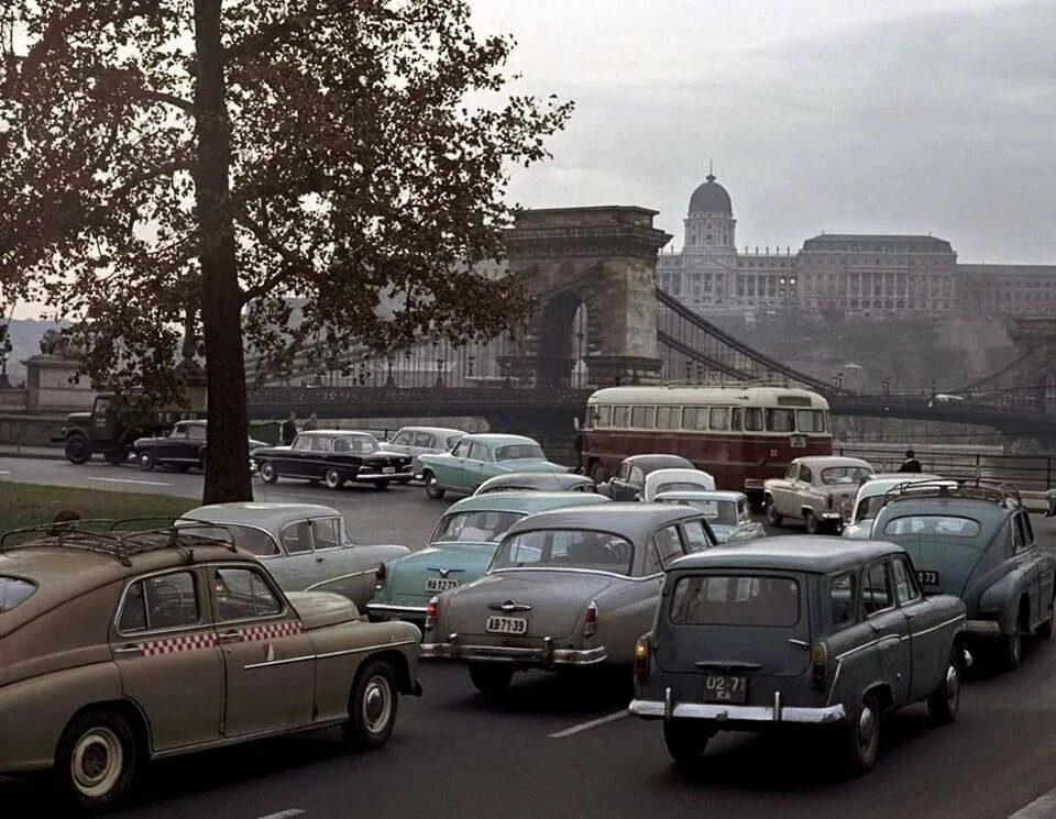 Страны советов 13. Венгрия Будапешт 1964 год. Советские автомобили в Венгрии. Советские улицы с машинами. Автомобили на советских улицах.