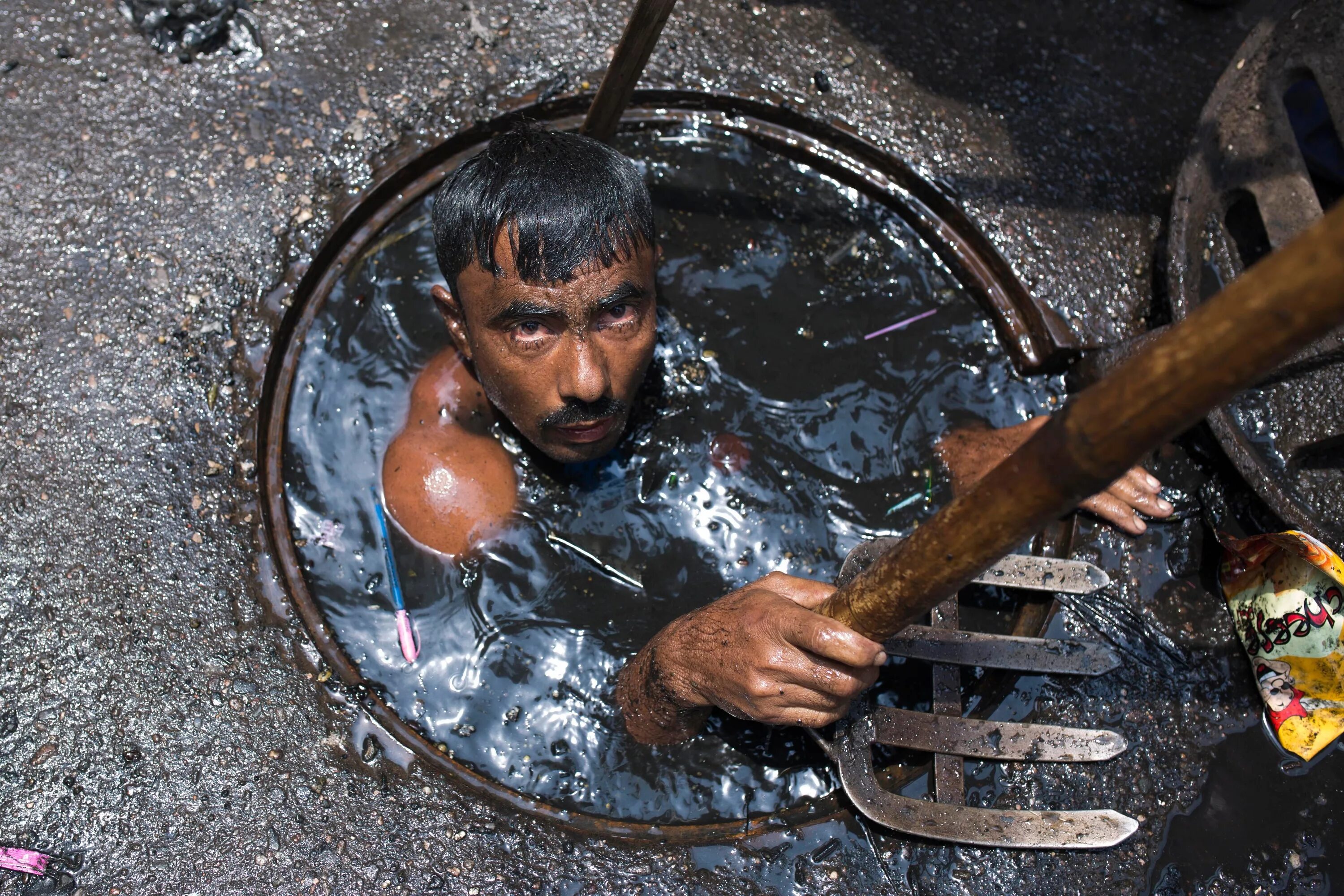 Чистильщик канализации в Бангладеш. Чистильщик канализации в Индии. Канализационные ныряльщики в Индии. Канализационный ныряльщик в Бангладеш.