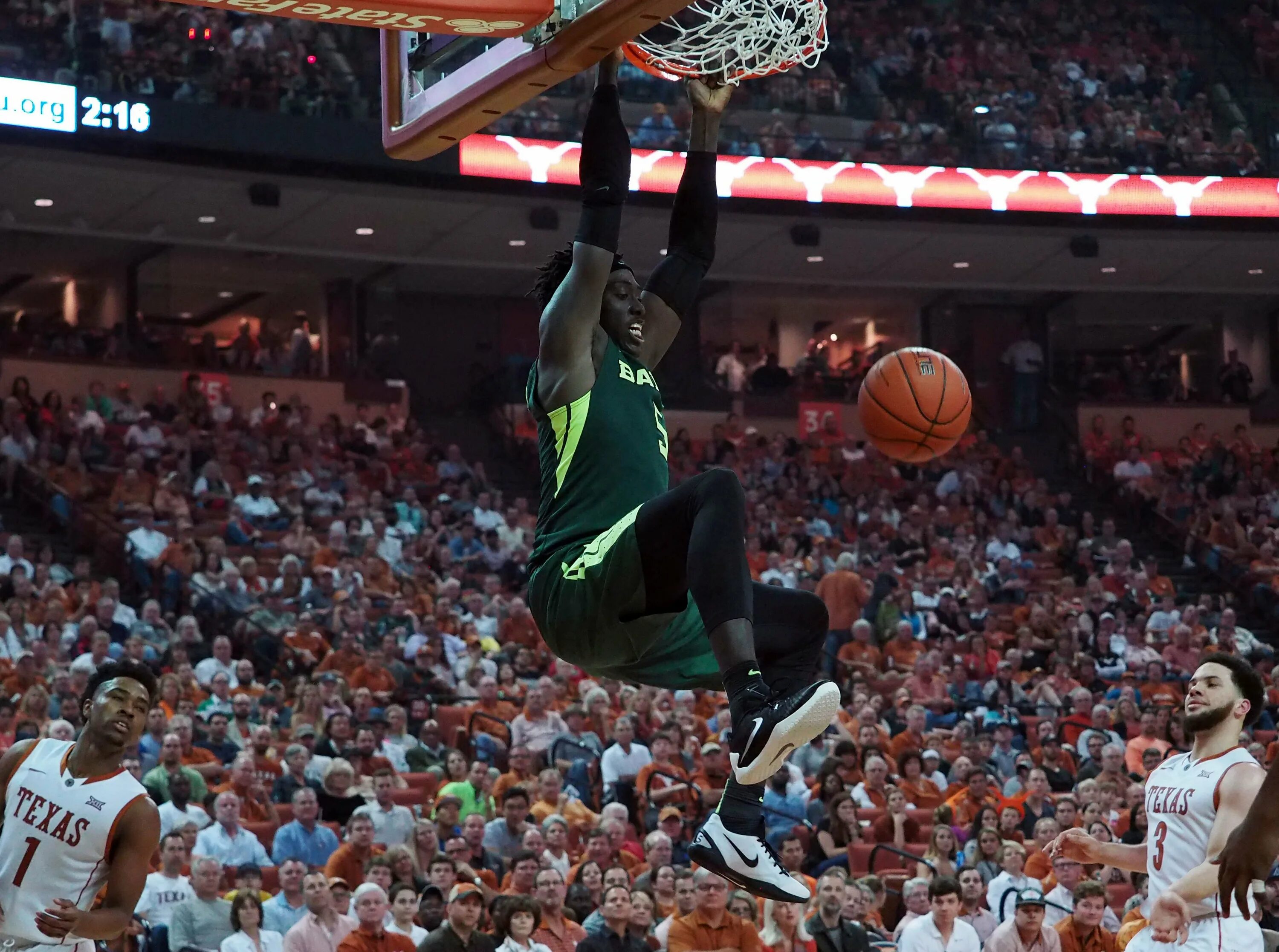 Данки нба. Данки фото. Коби брайант. Данк шот баскетбол. Джорданы данки.