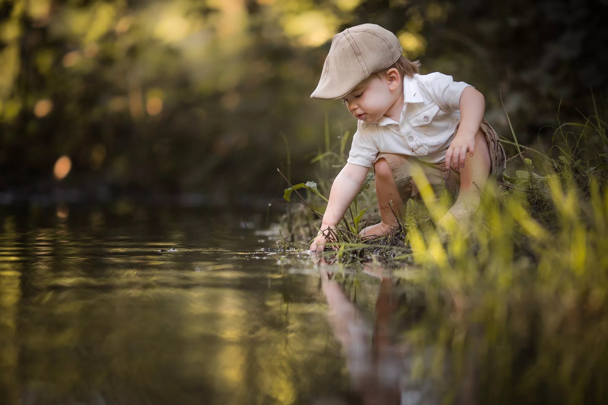 Child nature. Дети и природа. Маленькие дети на природе. Мальчики на речке.