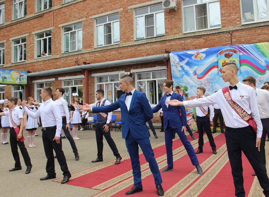 Выпускники 3 школы 9 класса динской район. Школа 1 динская. Школа 2 станица динская. Школа номер 1 ст динская. Станица динская бассейн.