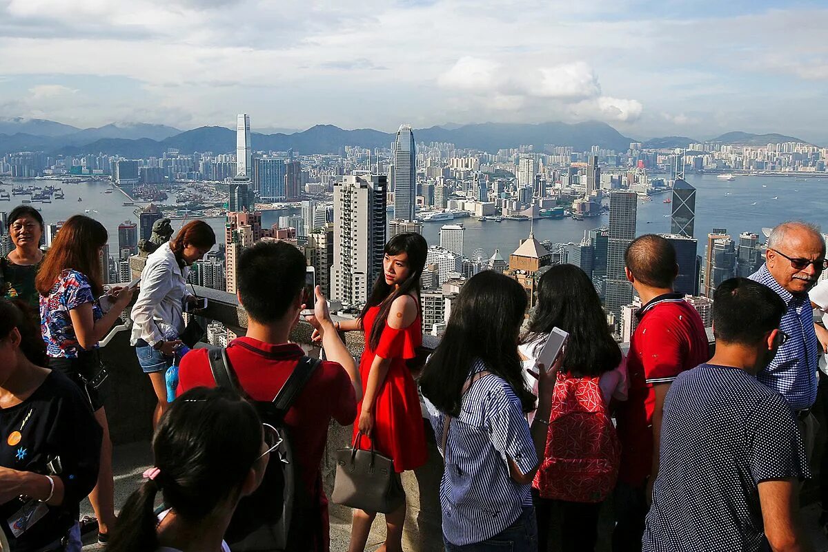 Tourism economy. Диснейленд Гонконг. Красивые места для туристов в Гонконге. Оушен парк в Гонконге. Гонконг жизнь людей.