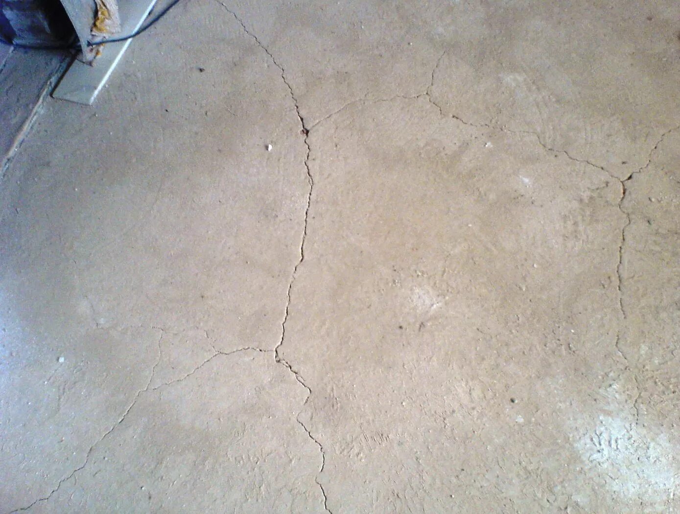 Почему появляются т. Цементно-Песчаная стяжка пола трещины. Усадочные трещины на стяжке. Мелкие трещины на стяжке пола. Трещины в бетонной стяжке.
