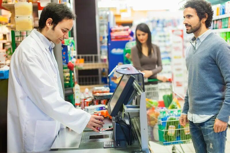Красивый продавец. Кассир на кассе. Первый день на кассе. Покупатель на кассе. Покупатель на кассе.
