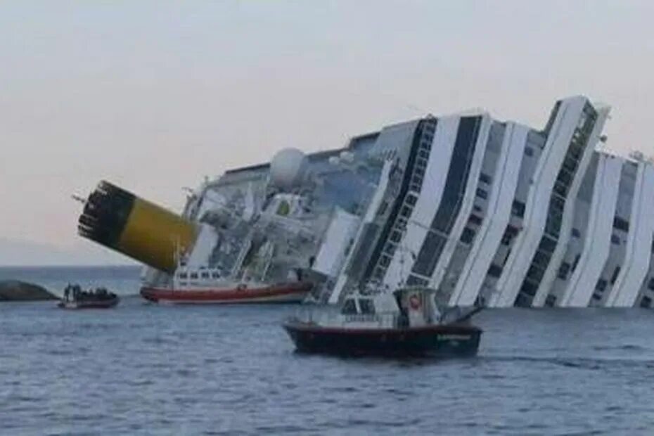 Крушение автовоза hoegh osaka. Лайнер сядь. Затонувший круизный лайнер costa concordia. Коста конкордия затонувшие корабли. Лайнер сядь.