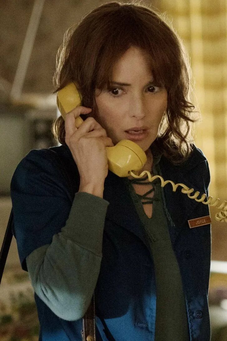 Джойс байерс. Вайнона райдер джойс байерс. Вайнона райдер очень странные дела 4. Вайнона райдер джойс байерс. Финн вулфхард 2022.