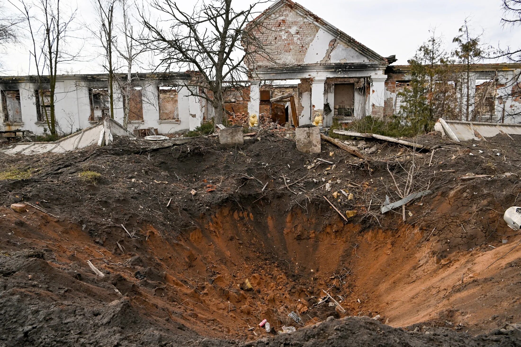 Артемовск сейчас новости последнего часа. Артемовск разрушения. Разрушенные дома. Разрушенное здание. Артемовск 2023 разрушения до и после.