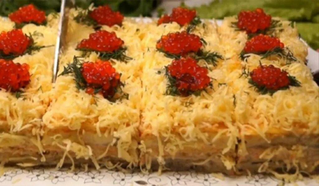 Закусочные вафельные торты. Закуска из вафельных коржей. Несладкий наполеон с рыбной консервой. Закуска из вафельных коржей. Закусочные вафельные торты.