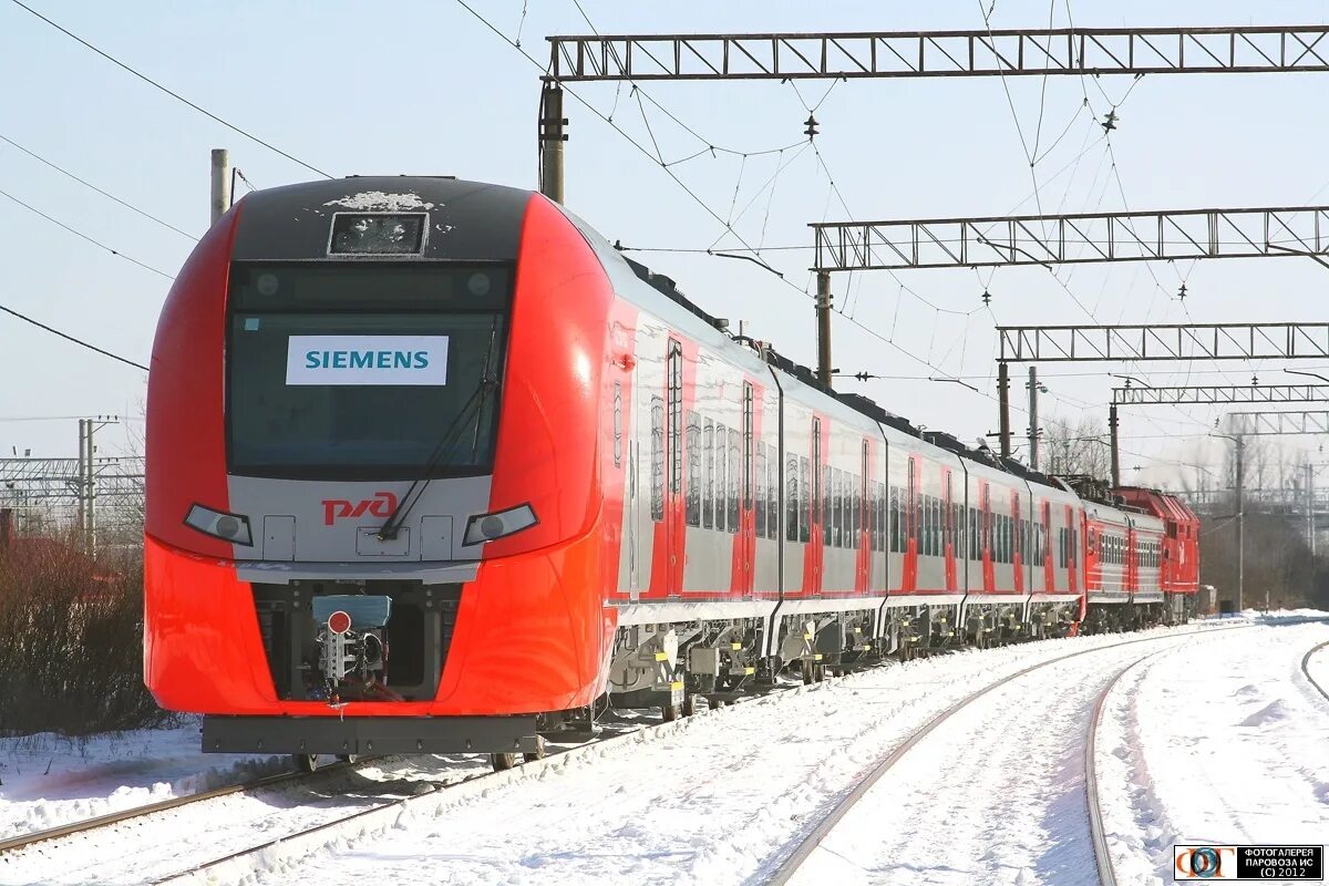 Электропоезда екатеринбург нижний. Коростной электропоезд «Ласточка». Поезд Сименс Ласточка. Поезд Ласточка Киров Нижний Новгород. Экспресс поезд Ласточка.