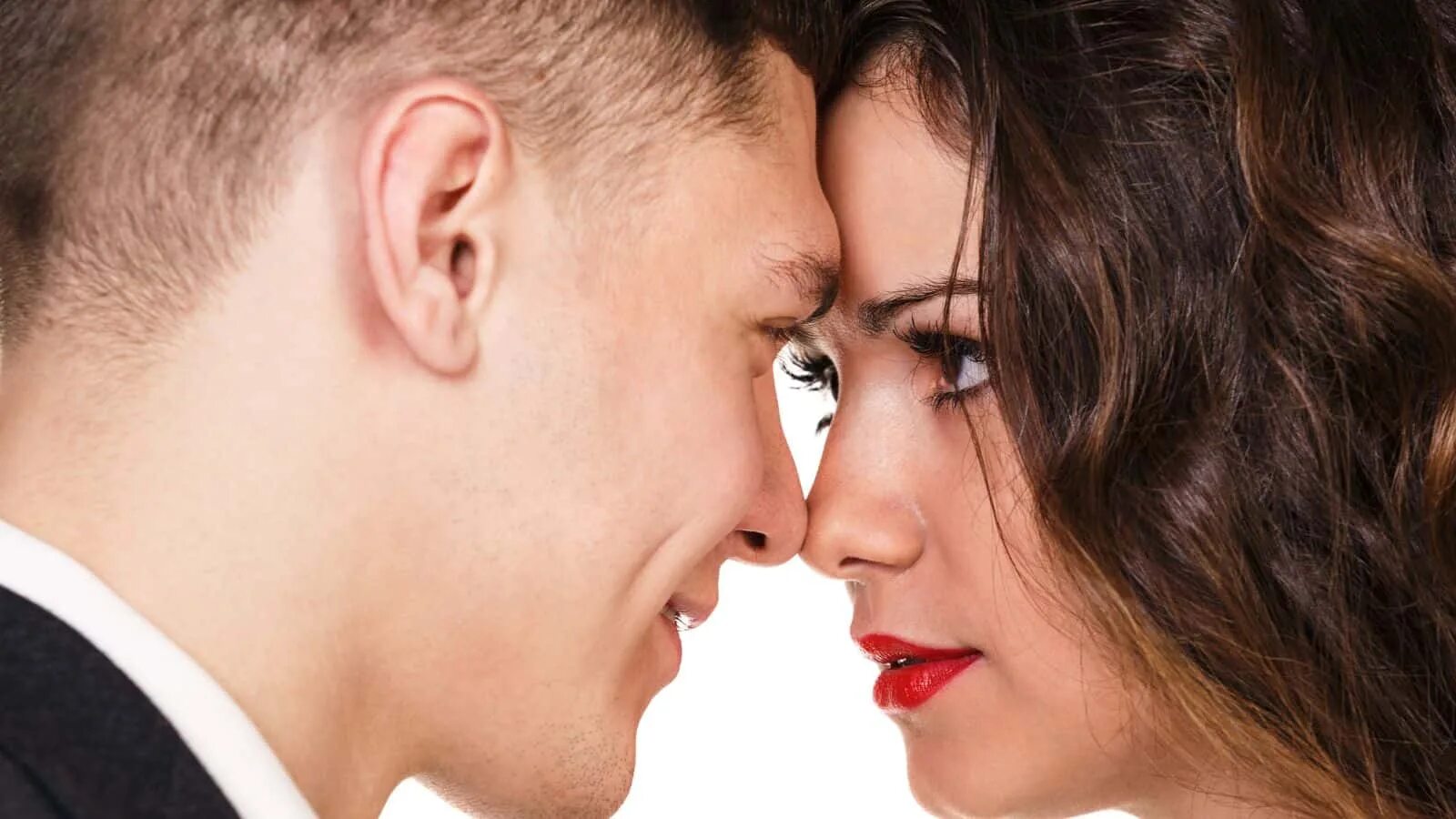 Агрессивные переговоры. Два пристальных. Мужчина и две женщины. Лицом к лицу. Человек при разговоре.