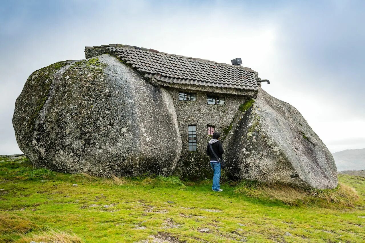 Ресурсный дом. Casa do Penedo, Португалия. Каменный дом (Фафе, Португалия). House of Stone (дом камня), Guimarães, Португалия.. Каменный дом (Гимарайнш, Португалия).