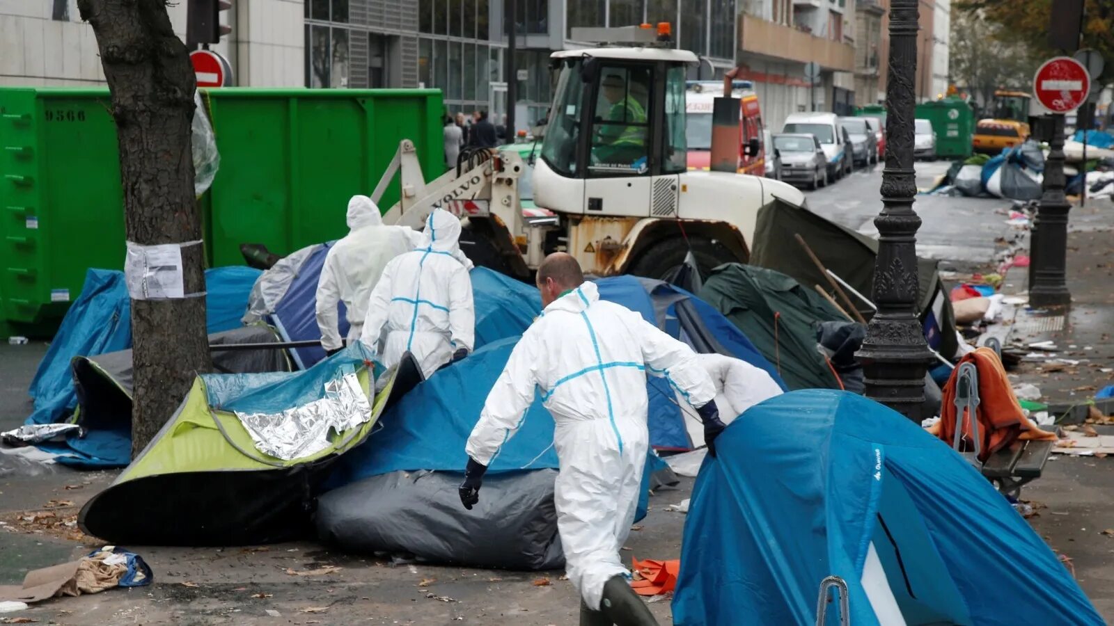 Бомжи в париже. Мигранты в палатках. Беженцы в Париже. Гетто мигрантов в Европе.