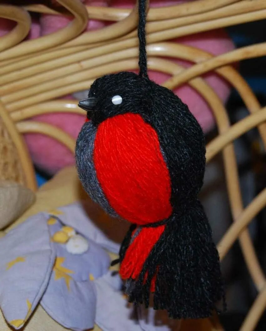 птичка из пряжи. птицы из пряжи. поделка птица из пряжи. пасхальные птички из пряжи. поделка птичка из ниток.