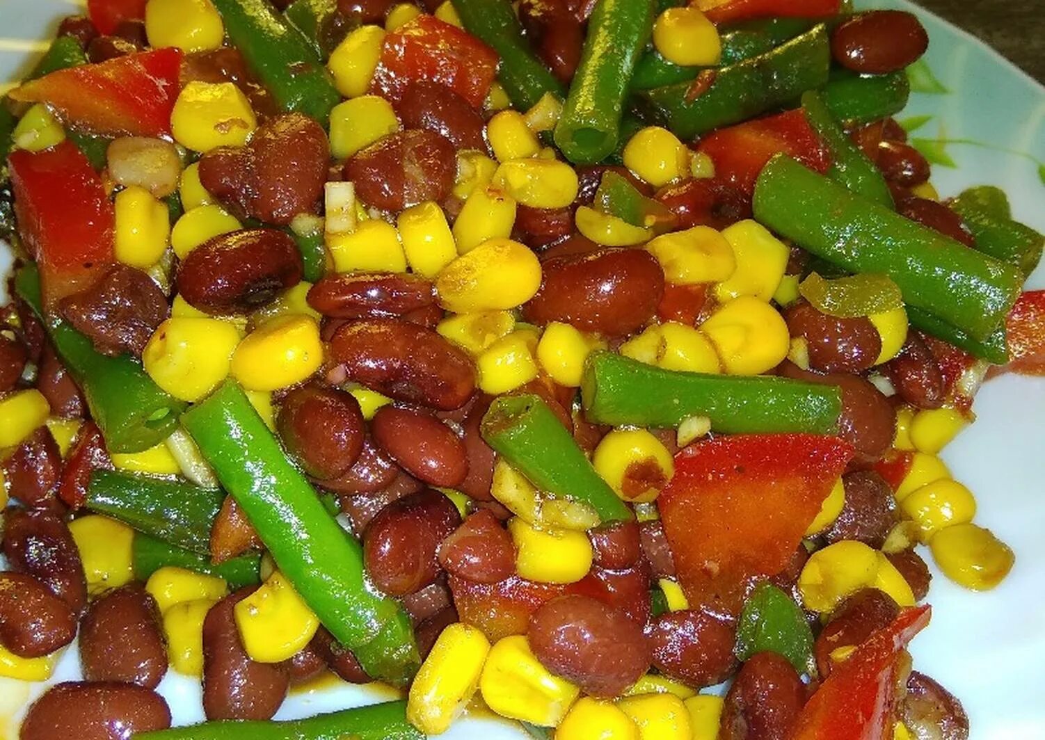 Бобовый салат. Мексиканский салат с фасолью. Мексиканский салат. Турецкий салат с фасолью и морковью. Мексиканский салат из фасоли.