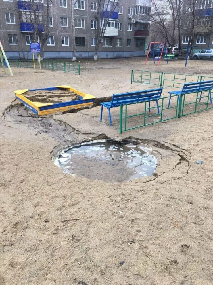 Когда дадут воду в орске. Во дворе. На детской площадке. Детская площадка на улице. Фотосессия на детской площадке.