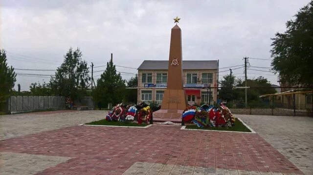 Погода п володарский. Поселок Володарский Астраханская. Парк Победы поселок Володарский Астраханской области. Поселок Володаровка Астраханская область. Поселок Володарский Астраханская область достопримечательности.