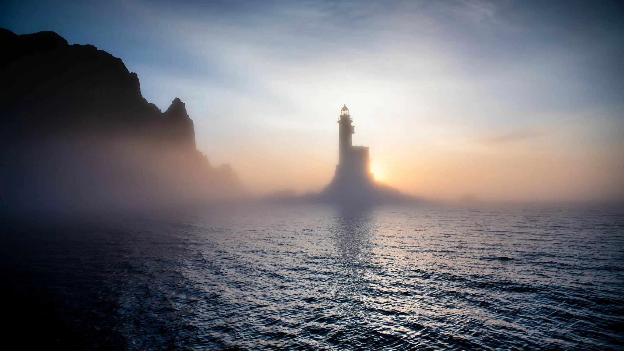 Метель в горах. Судно в тумане. Вьюга маяк. Снежная буря. Вьюга маяк.