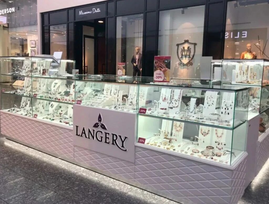 Италия бутики дольче габбана. Louis vuitton store. Langery магазины. Магазин премиум брендов. Одежда премиум класса интернет магазин.