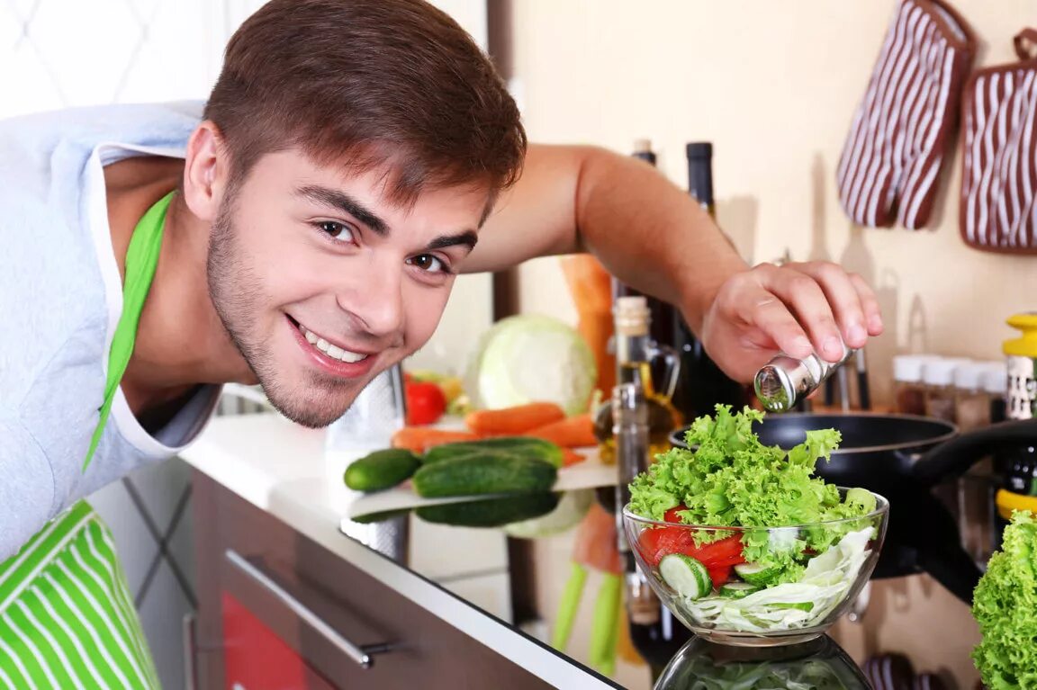 Муж на кухне. Мужчина на кухне. Парень готовит. Парень на кухне. Парень повар.