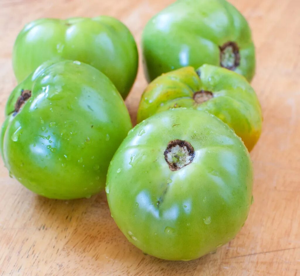 Купить зеленые томаты. Зеленые помидоры. Зеленые томаты. Сорт зеленых помидор. Маленькие зеленые помидоры.