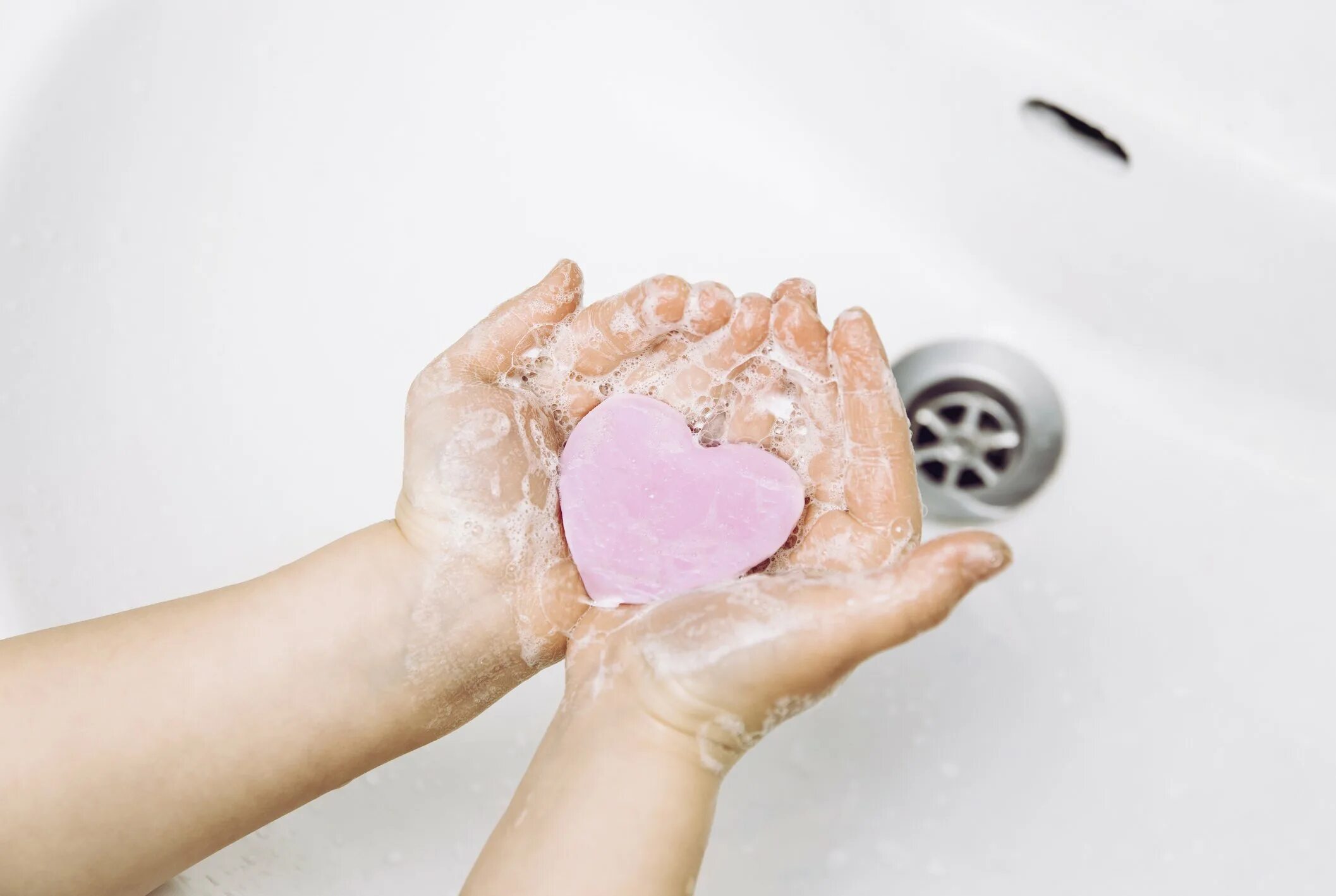 Можно мыть машину жидким мылом. Мыло для рук. Детские руки в мыле. Гигиена рук с мылом. Мыльные руки.
