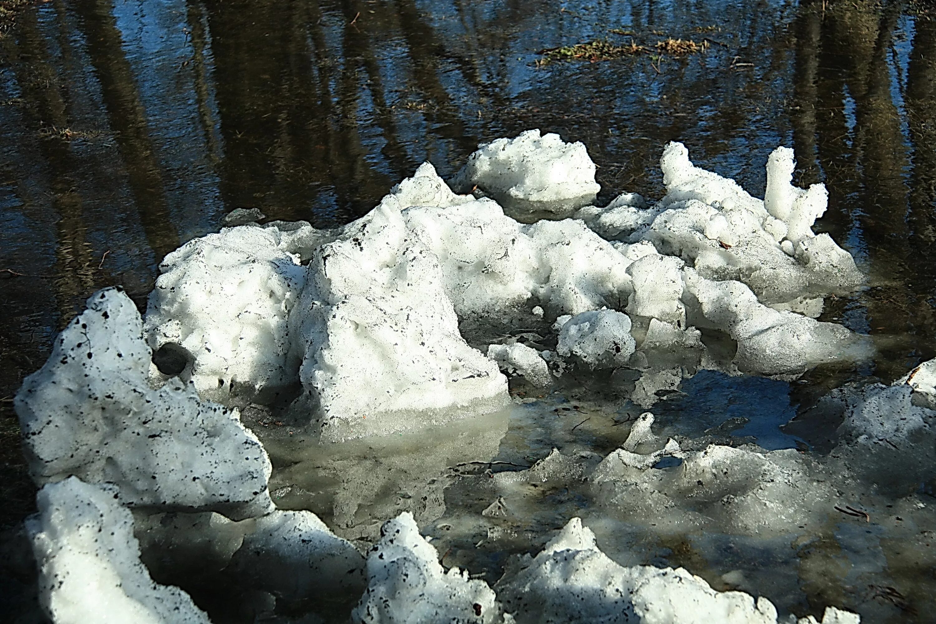 тающий снег видео. весна тает снег. тающий снег видео. тает снег. таяние снега.