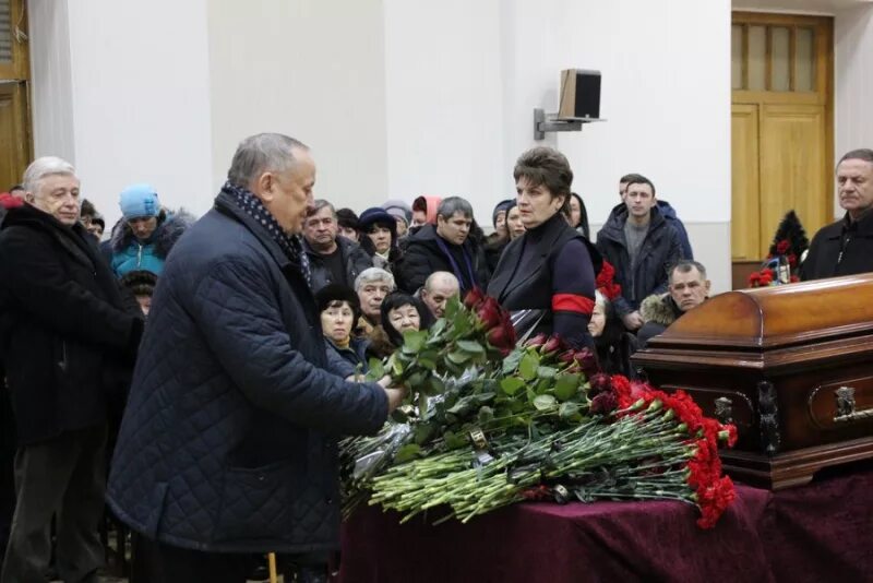 Техника прощание. Цветы на похороны. Техника прощание. Красивые похороны. Родственники на похоронах.