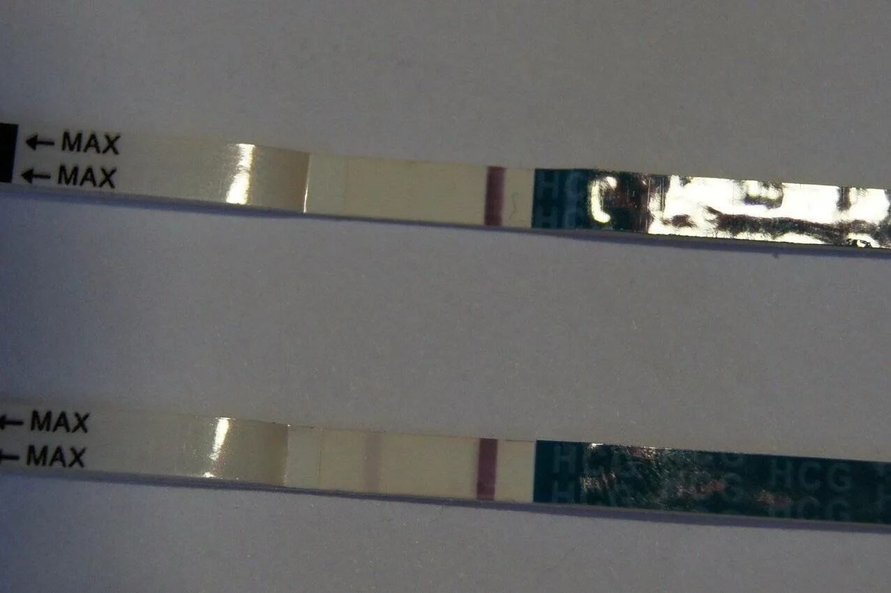 Как выглядит тест полоска. Полоски на тесте на беременность. Тест на беременность 2 poloska. Тест полоска на беременность положительный результат фото. Ю тест положительный.