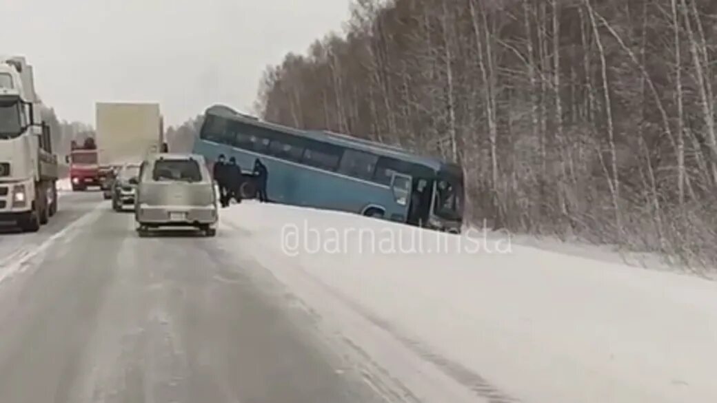 Рейсовый автобус новосибирск. ДТП С автобусом Барнаул Новосибирск. Автобус слетел с трассы. Авария автобус Барнаул Новосибирск. Трасса Барнаул Новосибирск сейчас.