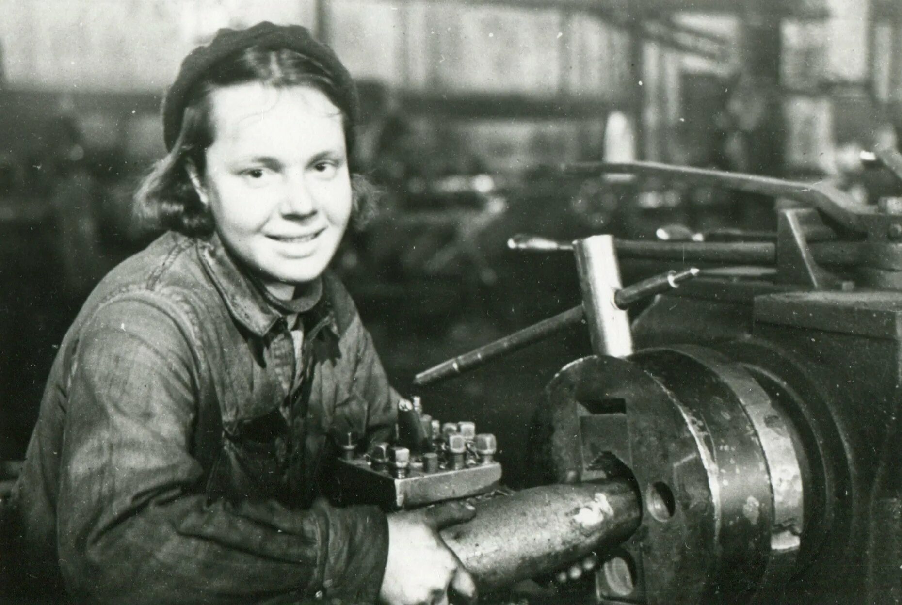 Токарь и ученик на заводе. Вера тихова токарь 3-го разряда. Дети на заводах в годы великой отечественной войны 1941-1945. Детский труд на заводе. Токарь.