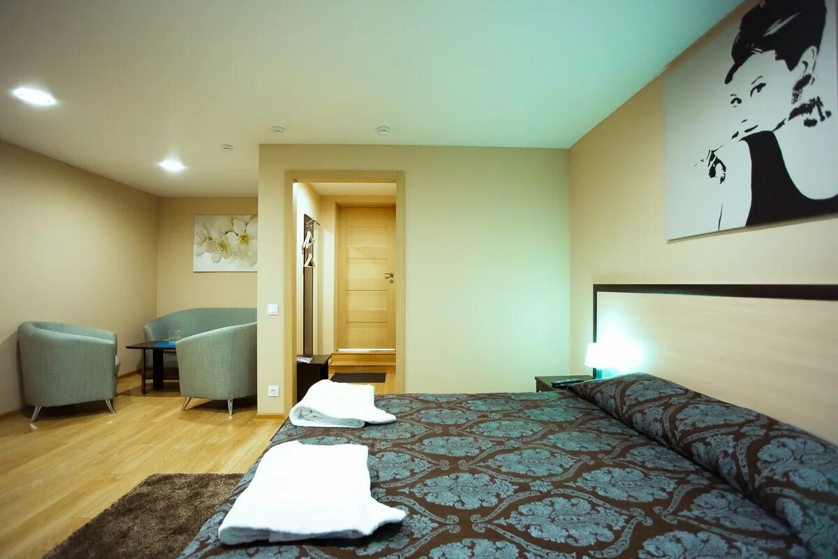 Отель рана отель бауманская. Подъездной 12 апарт отель. Иврит квартира спальня. Аура апарт алушта. Под гостиница аренда.