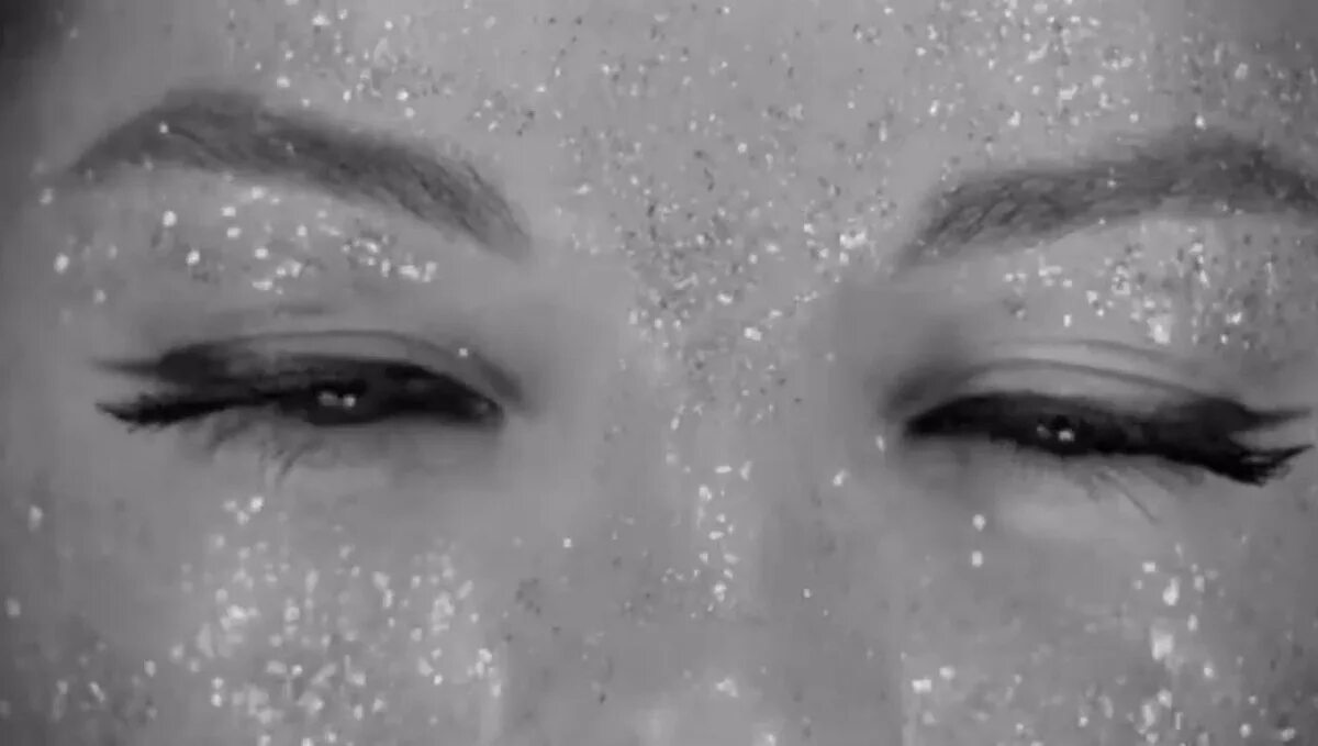 Его глаза как снег. Глаз gif. гифки слезы. плачущий глаз. заплаканные глаза.