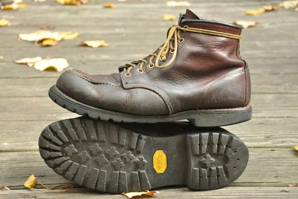 Сказочный дом. Время в башмаке. Большие красные башмаки. Походные ботинки. Туристическая обувь.