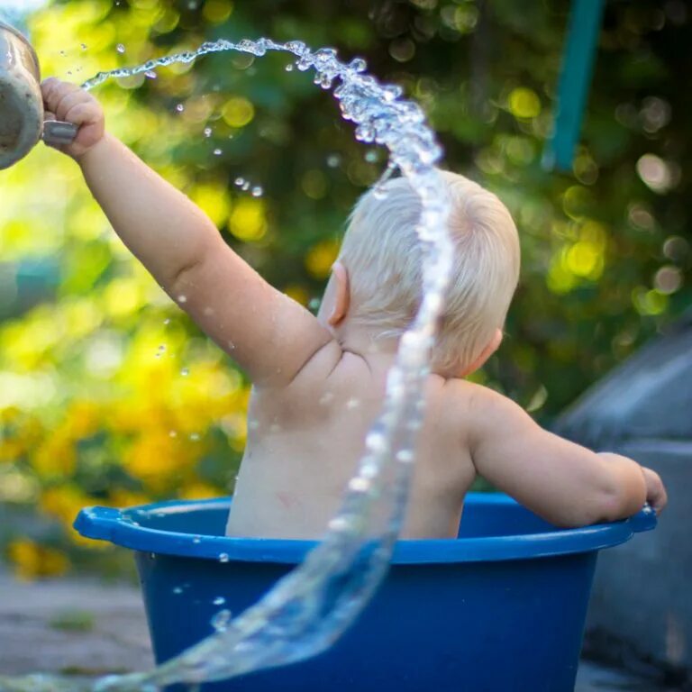 Закаливание организма ребенка. Закаливание водой детей. Обливание водой. Обливание водой закаливание для детей. Водные ванны закаливание.